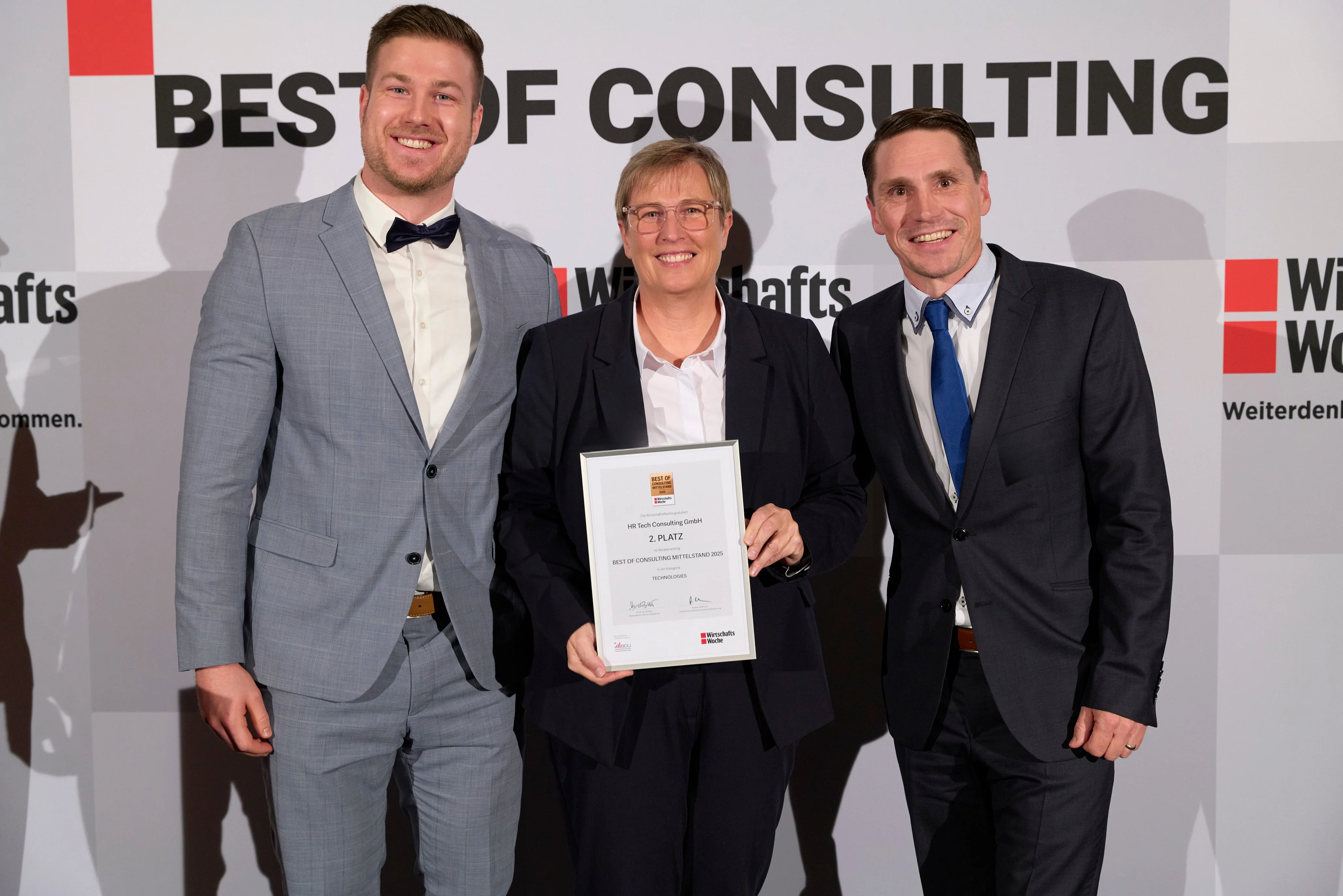 Preisverleihung Best of Consulting Award am 20.11.25 mit Leon Dröge, Dr. Claudia Salomon und Sebastian Struck.